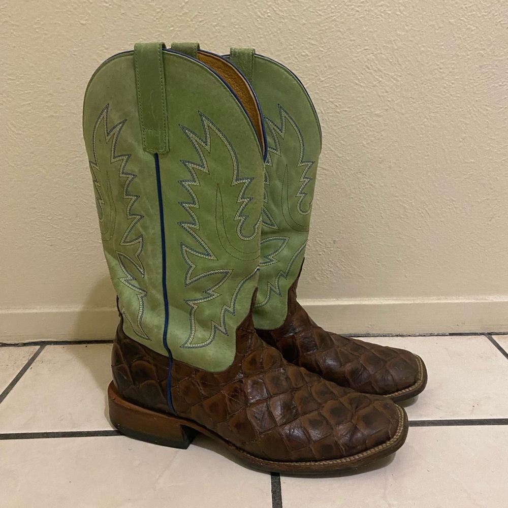 green and brown cowboy boots💚
